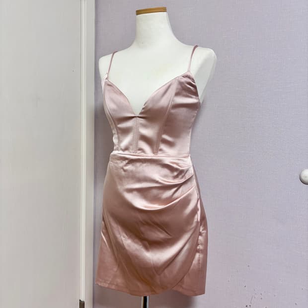 (착샷O) 자라 누드핑크 새틴 슬리브리스 미니 원피스