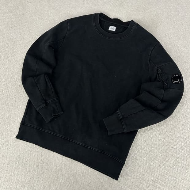 C.P. 컴퍼니 블랙 맨투맨 m