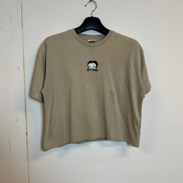 T084 BETTYBOOP 베이지 자수디테일 크롭 반팔티셔츠 FREE