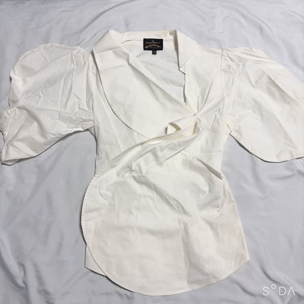 비비안웨스트우드 언발 퍼프 블라우스 38