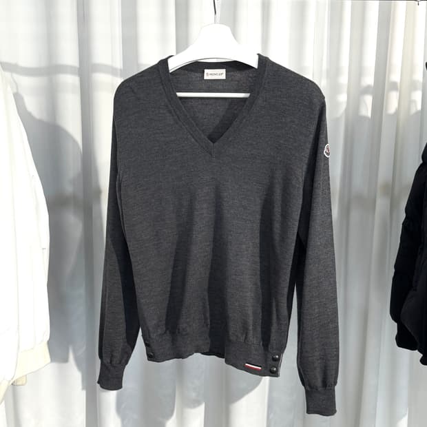 A+ / M (100) 몽클레어 브이넥 와펜 패치 니트 그레이