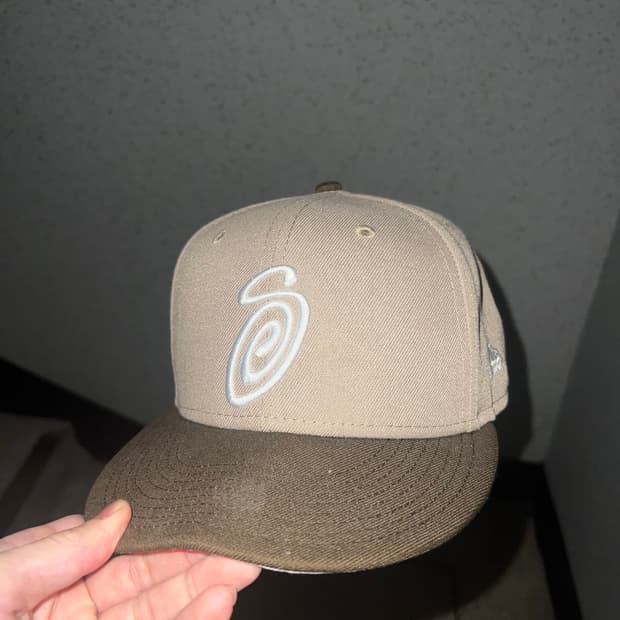 스투시 컬리 S 뉴에라 캡 카키 브라운