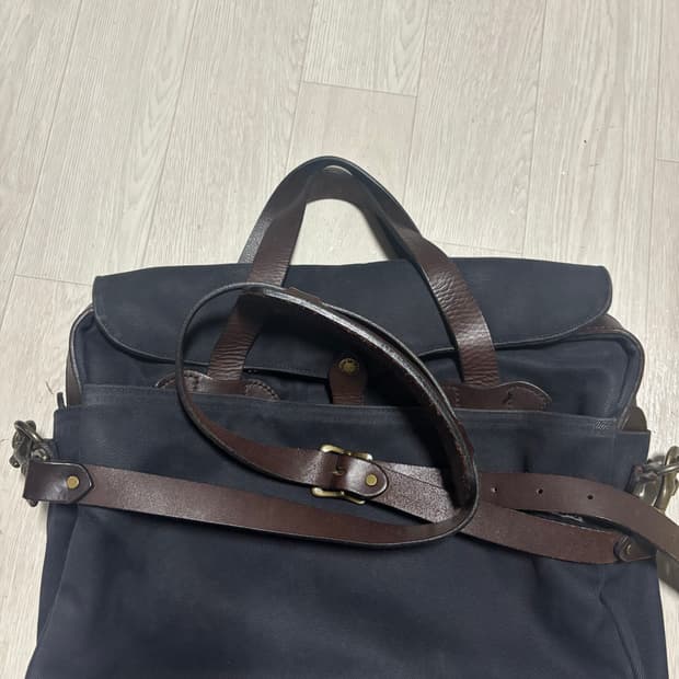 필슨256 네이비 브리프케이스 팝니다.