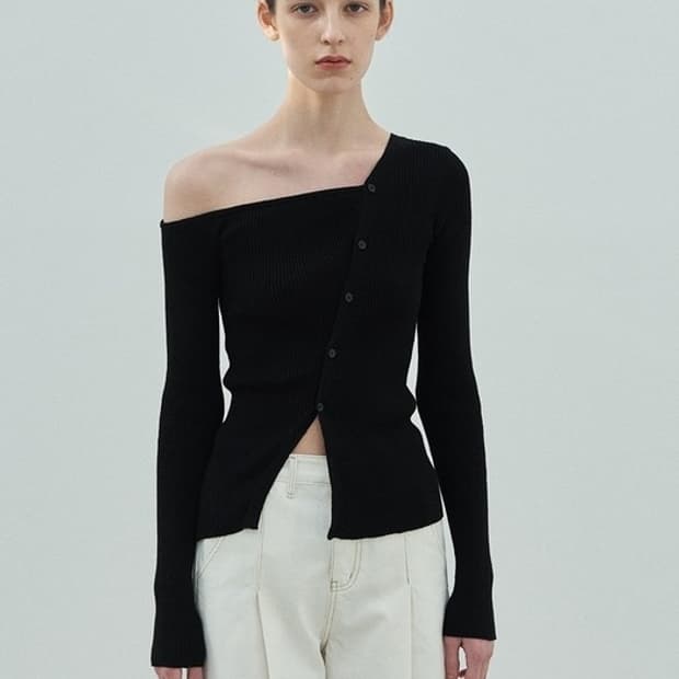 다이애그널 오프숄더 ONE OFF SHOULDER KNIT