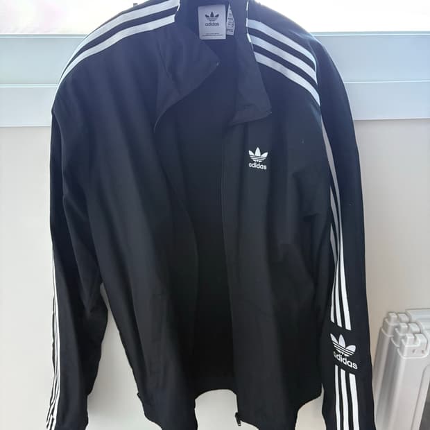 아디다스 락업 트레포일 트랙탑 L사이즈 팝니다.(IA6359)