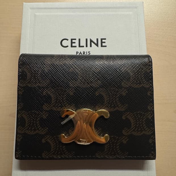 셀린느 바이폴드 카드 홀더 트리옹프 캔버스 탄 새상품