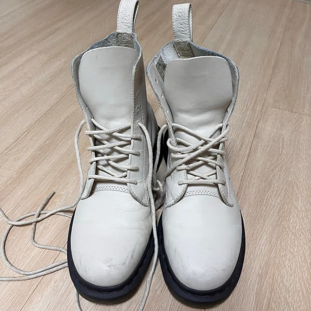 닥터마틴 부츠 아이보리 42사이즈