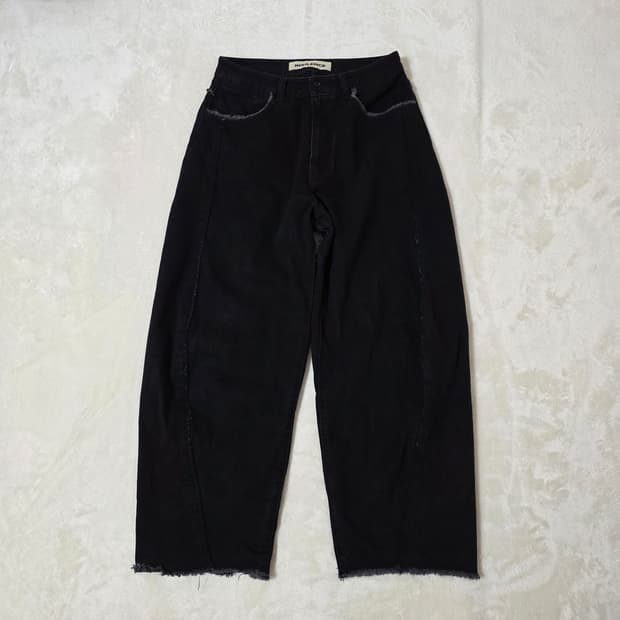 (M)인사일런스 컷오프 커브드 데님 팬츠