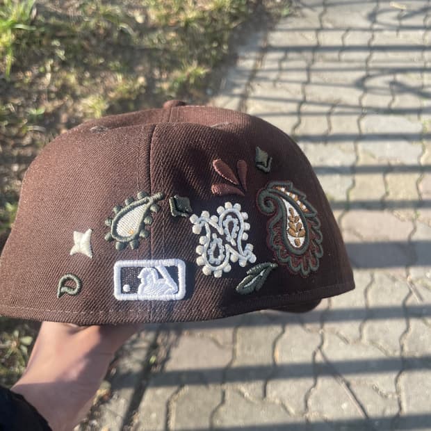 “New Era 뉴욕 양키스 59FIFTY 페이즐리 브라운 커스텀 캡