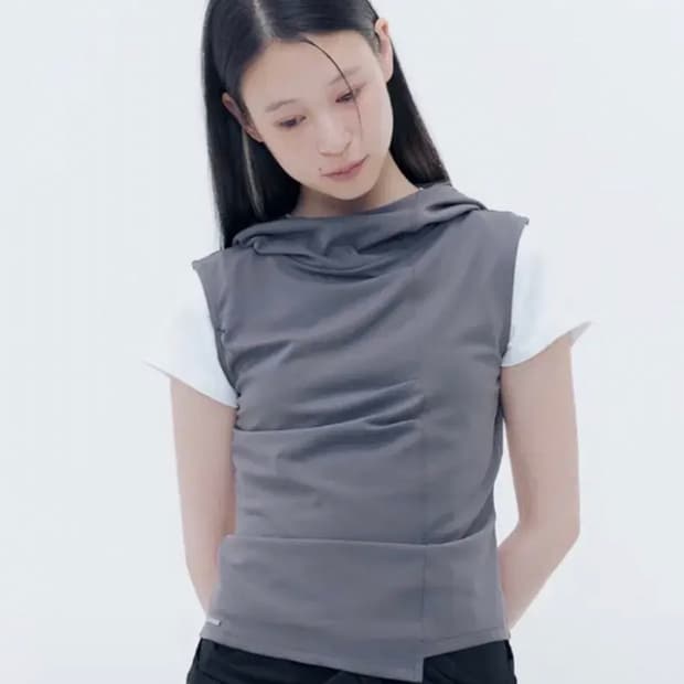 미세키서울 카울넥 핀턱 슬리브리스 차콜 1사이즈