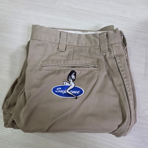 슈프림 핀업걸 치노 베이지