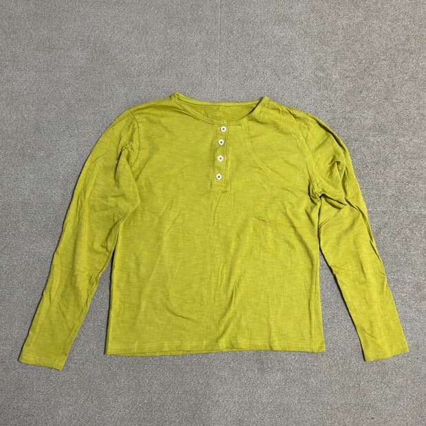 올리브 컬러 헨리넥 티셔츠