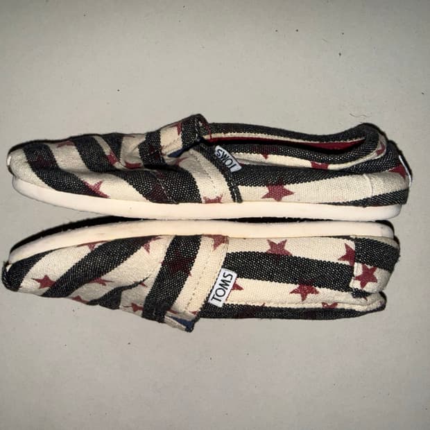 탐스(TOMS) 성조기 패턴 알파르가타 슬립온