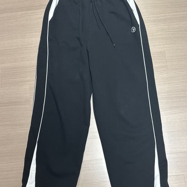 코드그라피 C 로고 배색 테크 트레이닝 팬츠