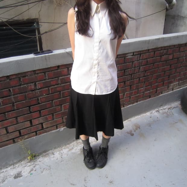 꾸레쥬 플레어 미디 스커트 사이드 메탈 버튼 디테일 블랙 k100