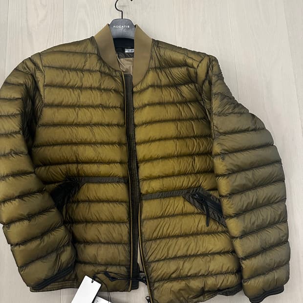 Cp company 나일론 봄버 경량패딩 판매합니다. 