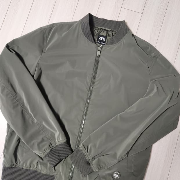 새상품급) ZARA 카키 봄버 자켓 사이즈110 xxl
실착 몇번 안해