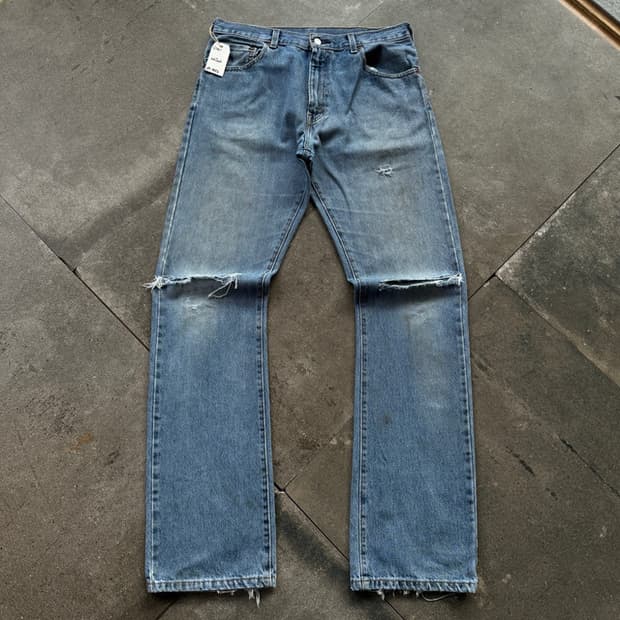 (34) Levi's Distressed 517