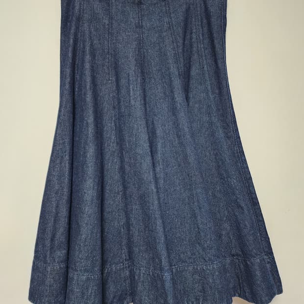 코스 볼류미너스 플리티드 데님 미디 스커트