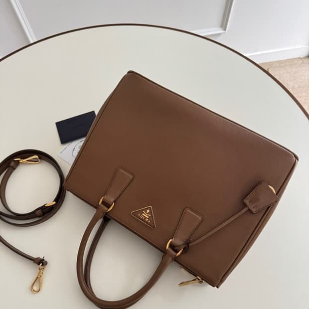 프라다 갤러리아 미디움 사피아노 브라운