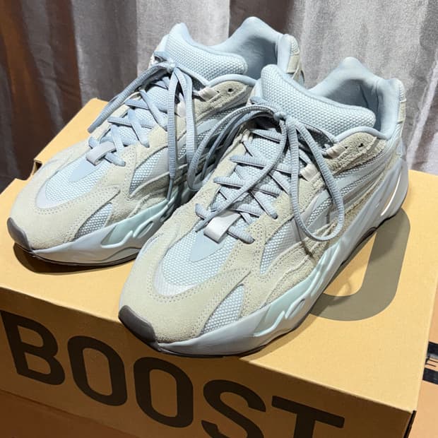 280 아디다스 이지부스트 700 V2 호스피탈 블루