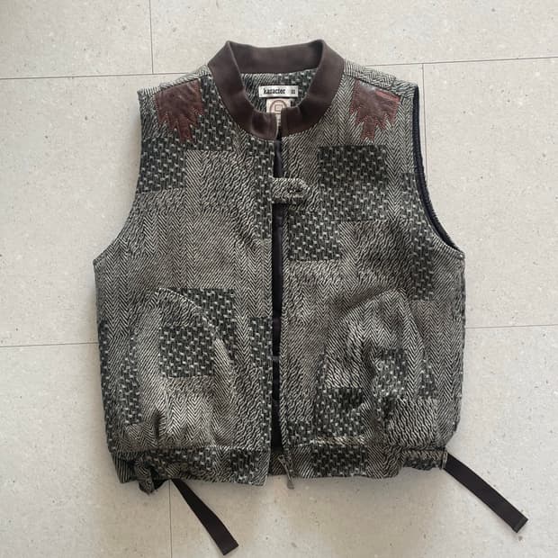 카락터 베이지 베스트