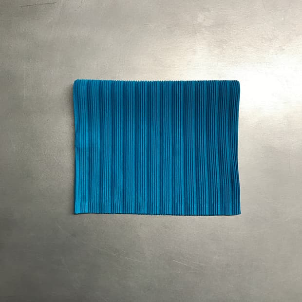 이세이미야케 플리츠플리즈 넥워머 코발트블루