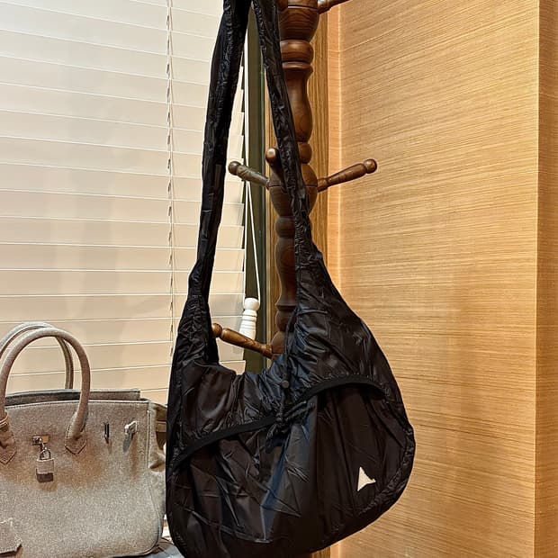 로아 패커블 노트 숄더백