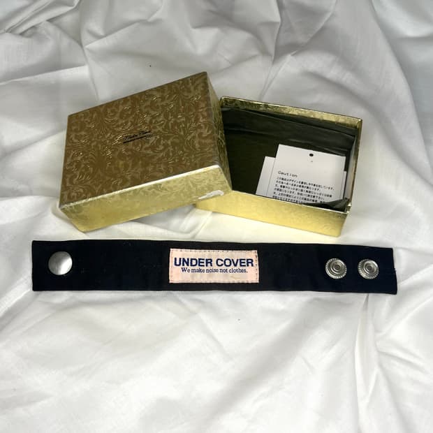 언더커버 로고 패치 스냅 브레이슬릿