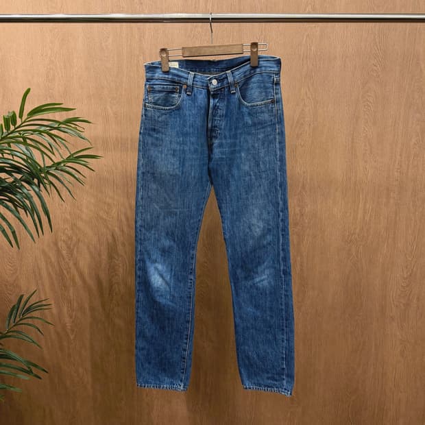 리바이스 501 워싱 데님 팬츠 버튼 클로징 레드 로고 탭 디테일 중청