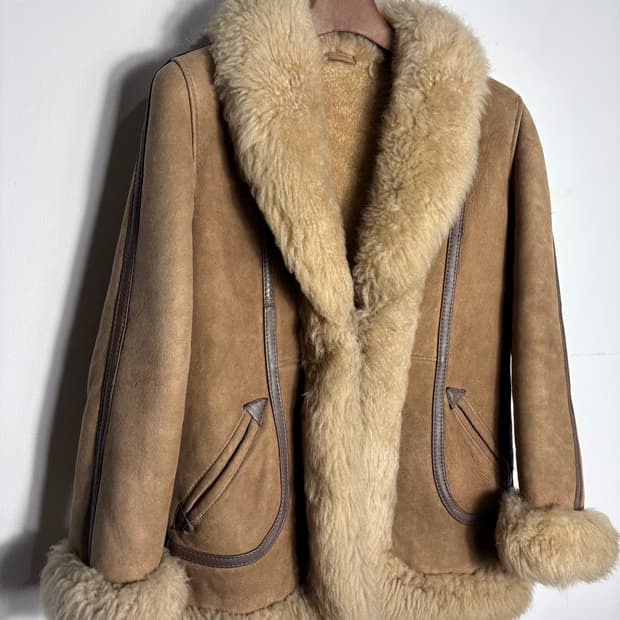 가죽 디테일 퍼 무스탕