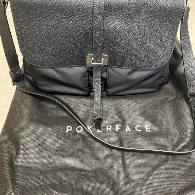 새상품)포커페이스 메신저백 카우하이드