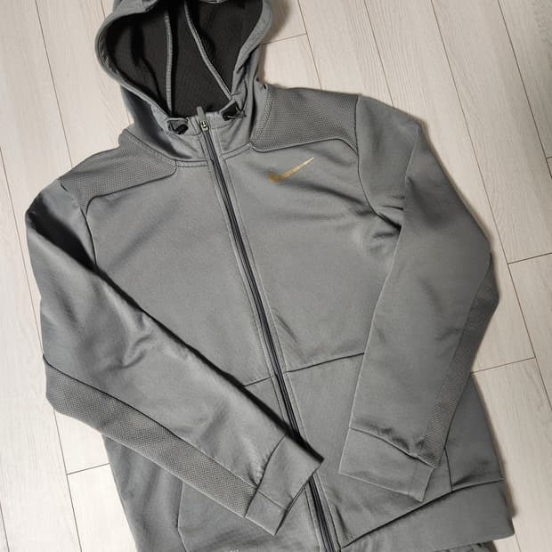 나이키 골드스우시 써마핏 기모 트레이닝 상하의 세트 사이즈L

상의는 오