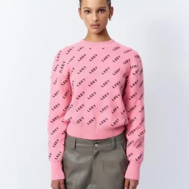 [LEEY] ALLOVER LOGO KNIT PINK