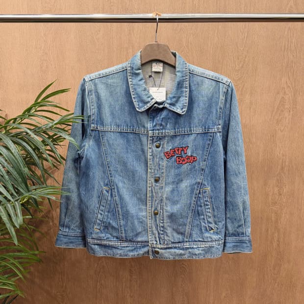 베티붑 코튼 데님 자켓 로고 캐릭터 자수 디테일 레귤러핏 블루