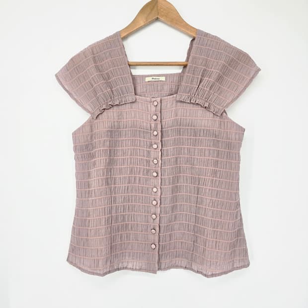 Shelney 링클 텍스처 버튼 블라우스 페미닌 무드