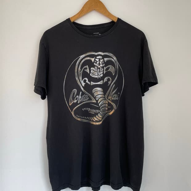 피프스선 x 코브라카이(Cobra Kai) 빈티지 뱀 그래픽 블랙 반팔