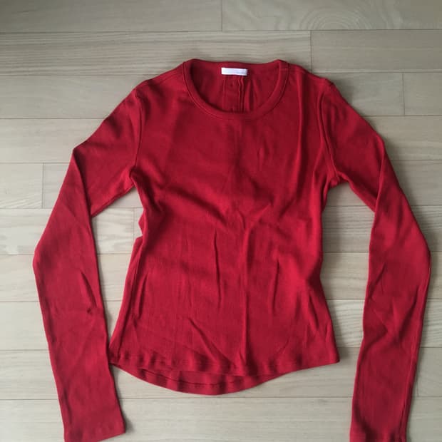 오데스 백버튼 티 레드 컬러