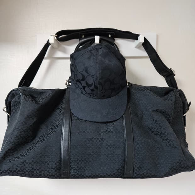 코치 COACH 시그니처 모노그램 레더 믹스 보스턴백 (+코치 볼캡)