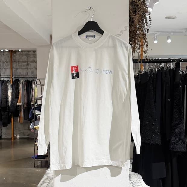 이브 생 로랑 화이트 로고 프린팅 롱슬리브 티셔츠