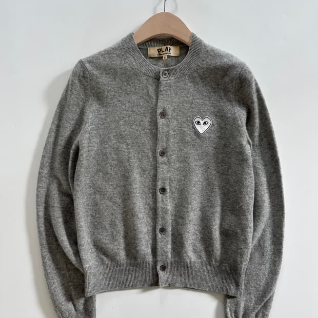 COMMEdesGARCONS 꼼데가르송 화이트와펜 그레이컬러 울 가디건