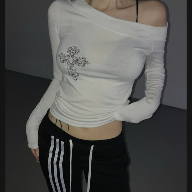 아예 새 것 디에어타운 크로스 언발 오프숄더티 원가 2.9