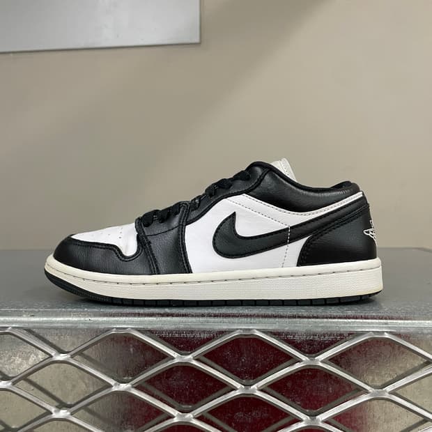 나이키 조던 1 로우 블랙 앤 화이트 240