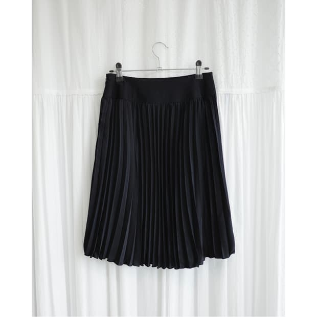 Pleats black skirt