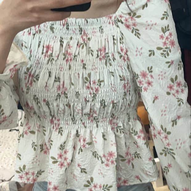 오프숄더 가능한 꽃무늬 봄st 상의 44