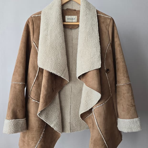 ROSE BUD 에코 무스탕 가운형 재킷