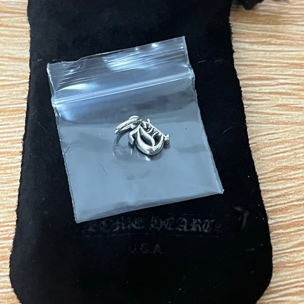 크롬하츠 알파벳 펜던트 팝니다