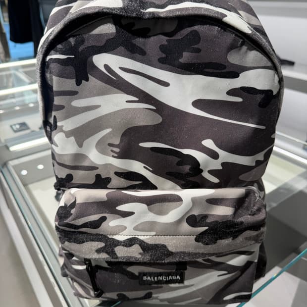 발렌시아가 익스플로러 카모 프린트 백팩 