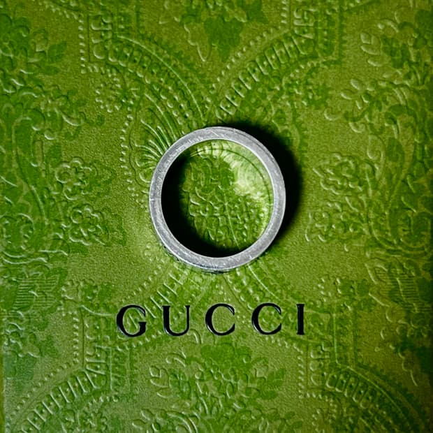 구찌 더블 G 비 인그레이브드 링 실버