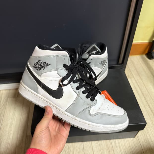 나이키 조던1 미드 스모크 그레이